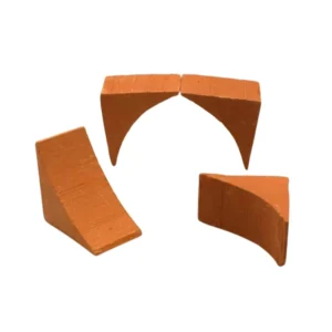 Set of 100 miniature terracotta arch voussoirs (wedge-shaped blocks) with precise dimensions of 2.1cm x 1.3cm x 2.1cm, designed for creating authentic miniature arches in 1:12 scale architectural models